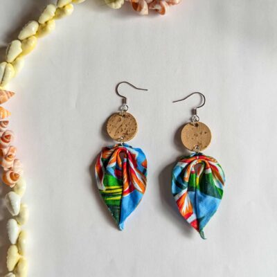 Boucles d&rsquo;oreilles en liège et tissu polynésien – bleu ciel fleuri