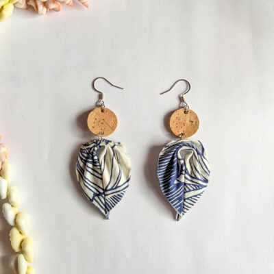 Boucles d&rsquo;oreilles en liège et tissu polynésien – Feuille bleu « ape »