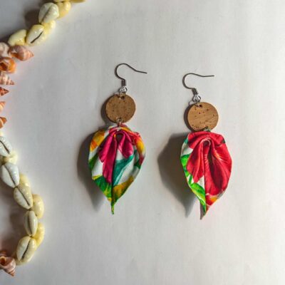 Boucles d&rsquo;oreilles en liège et tissu polynésien – Jardin fleuri