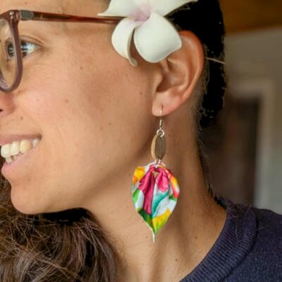 Boucles d&rsquo;oreilles en liège et tissu polynésien – Jardin fleuri