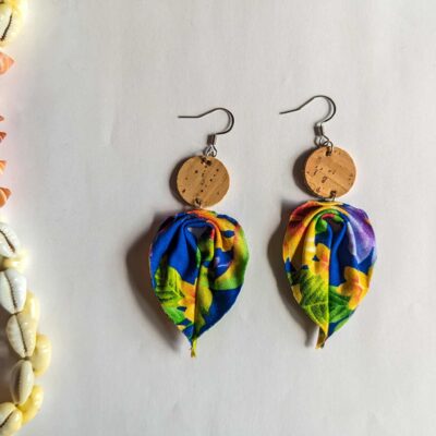 Boucles d&rsquo;oreilles en liège et tissu polynésien – Bleu Nuit tropicale