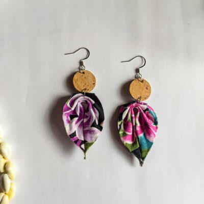 Boucles d&rsquo;oreilles en liège et tissu polynésien – Fleurs mauve et rose