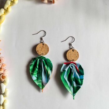 Boucles d’oreilles en liège et tissu polynésien – Vert eau