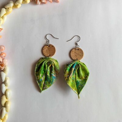 Boucles d&rsquo;oreilles en liège et tissu polynésien – Vert des champs