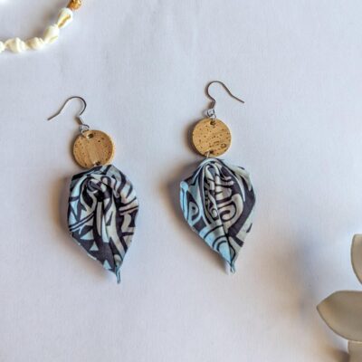 Boucles d&rsquo;oreilles en liège et tissu polynésien – Bleu tatau