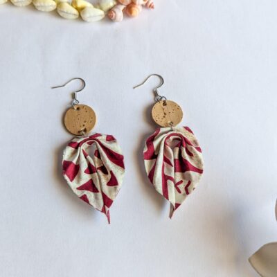 Boucles d&rsquo;oreilles en liège et tissu polynésien – Rouge tatau