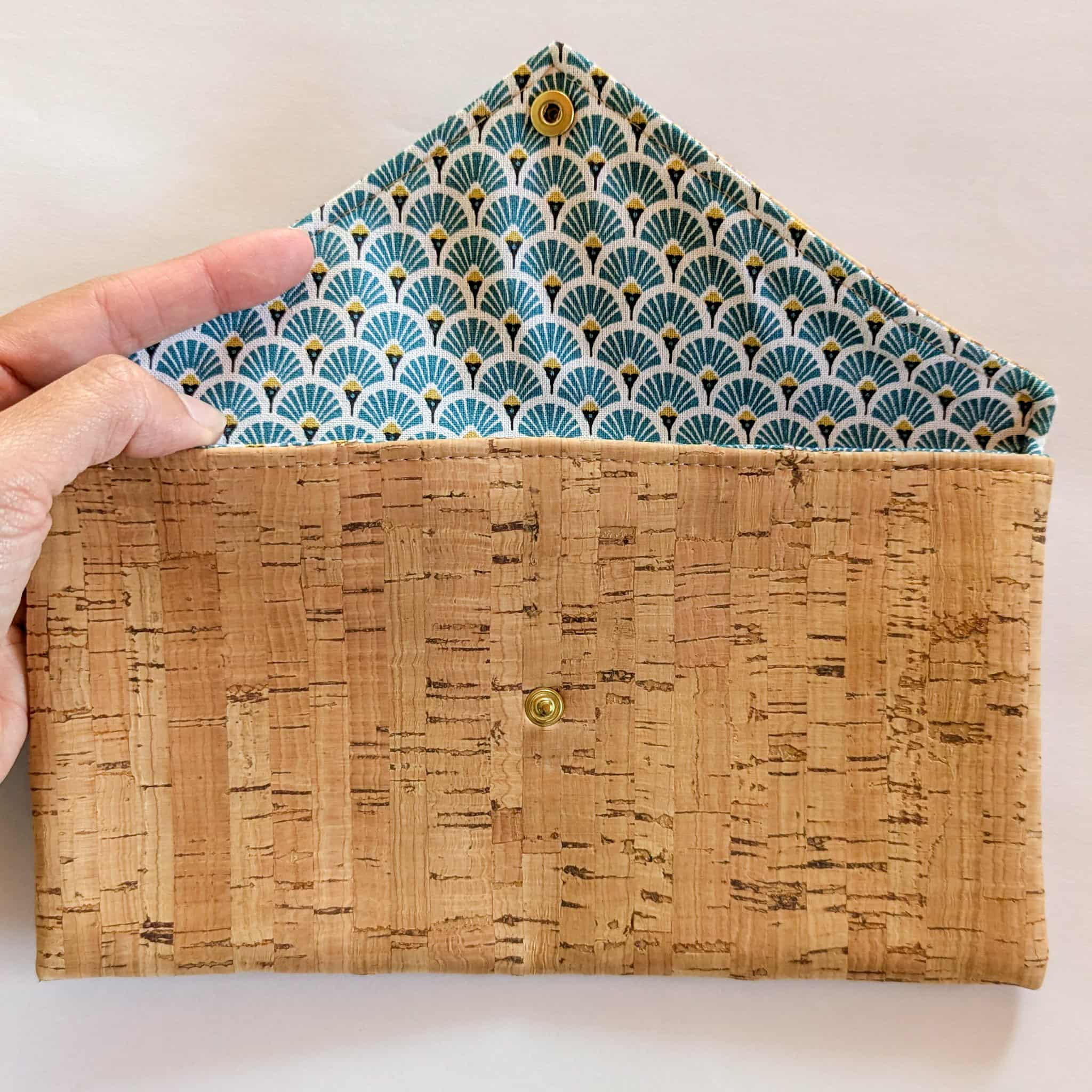 Pochette en liège intérieur coton bleu turquoise éventail
