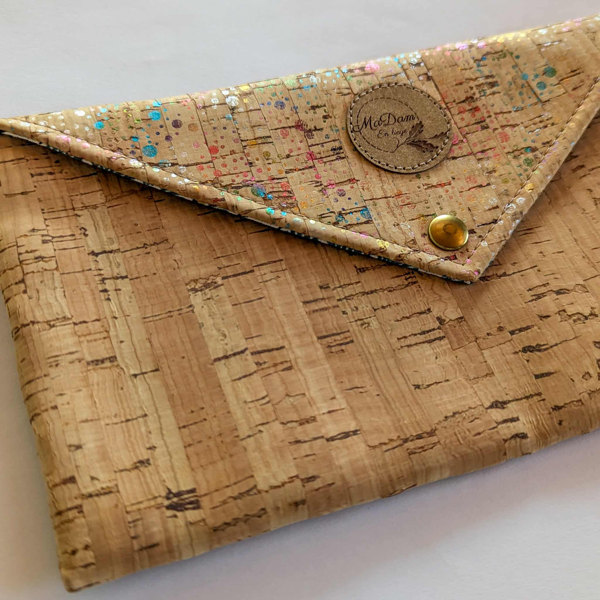 pochette en liège avec paillettes multicolores