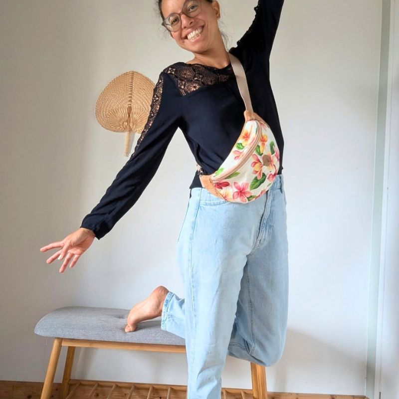 sac banane en liège écologique et tissu fleuri frangipanier rose