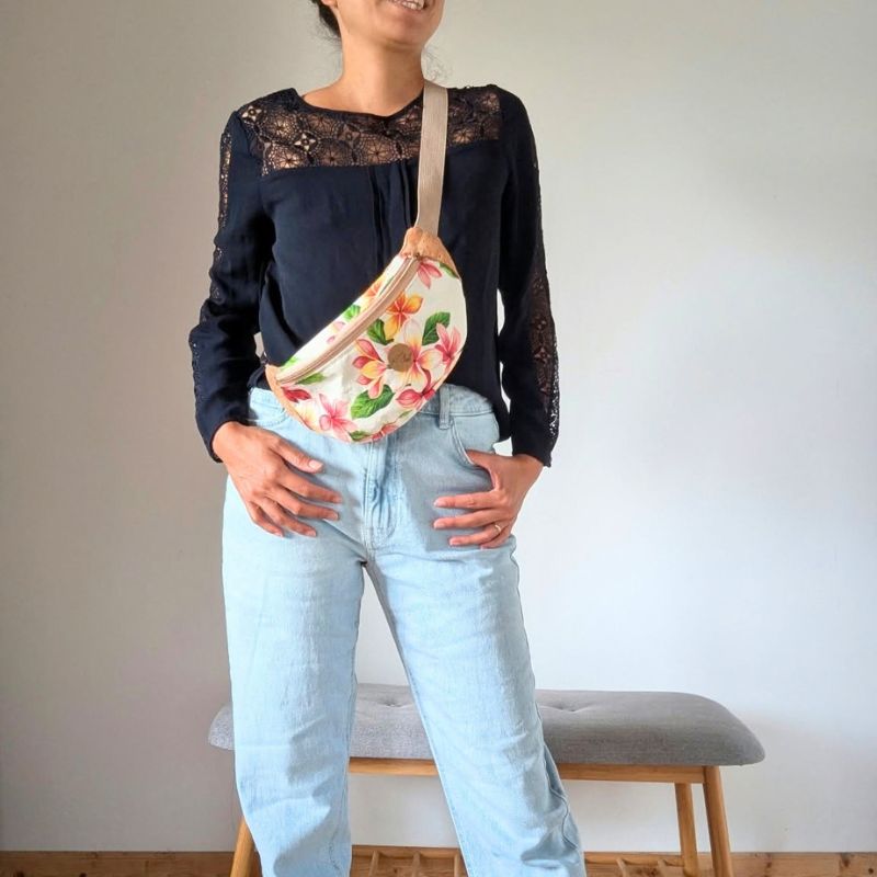 sac banane en liège écoresponsable et tissu frangipanier rose porté