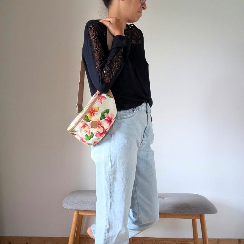 sac banane en liège écoresponsable et tissu frangipanier tipanier roses tahiti