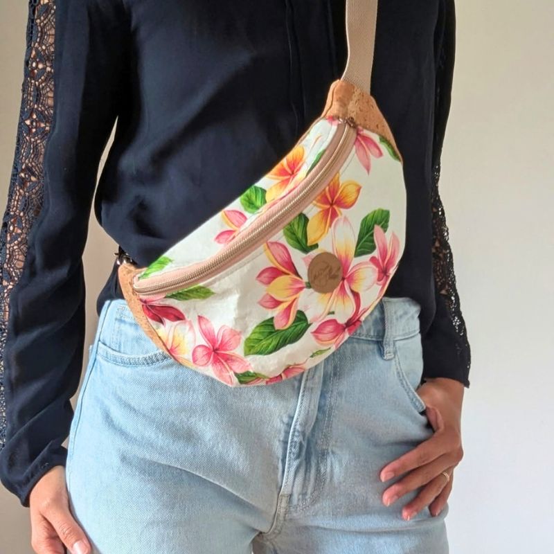 sac banane léger en liège écoresponsable tissu fleurs roses