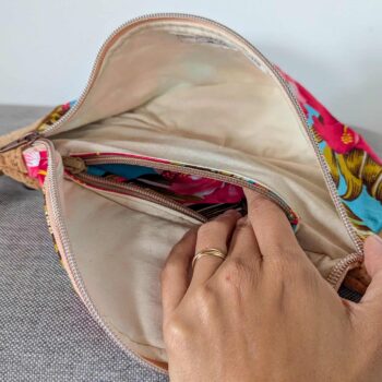 Sac banane: liège et tissu polynésien Bleu turquoise hibiscus roses
