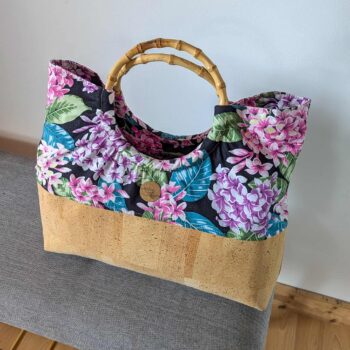 Sac Mahana en liège et anse en bambou: noir fleurs mauve rose