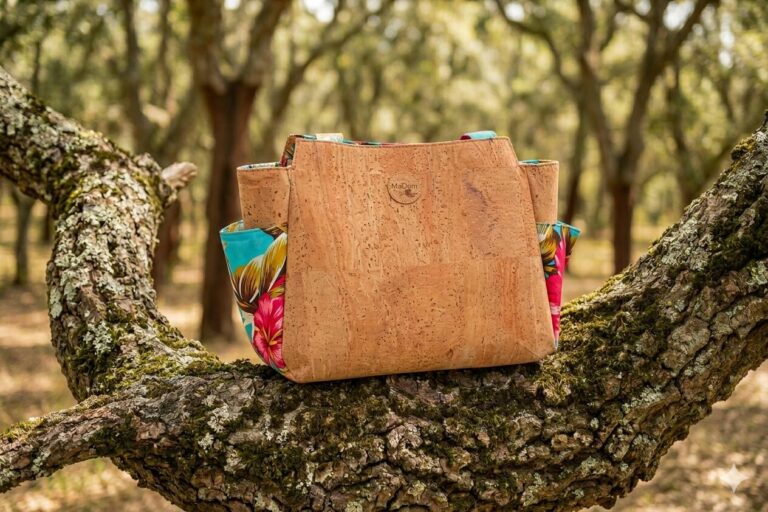Sac à main artisanal MaDam en liège naturel posé sur une branche d'arbre dans un bois. Maroquinerie vegan et éco-responsable