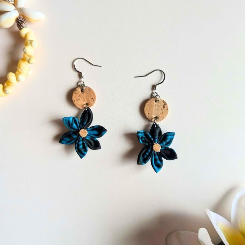Boucles d'oreilles en liège avec fleur en tissu bleu turquoise, faites main, sur fond crème avec tiare