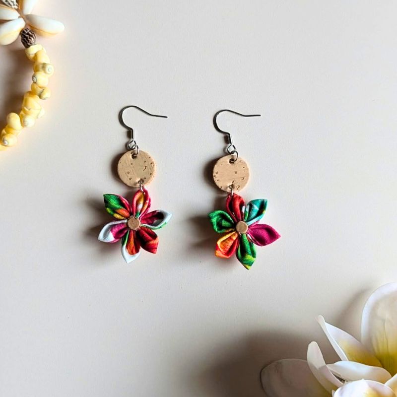 Boucles d'oreilles en liège avec fleur en tissu multicolore rouge, vert et jaune, inspiration polynésienne