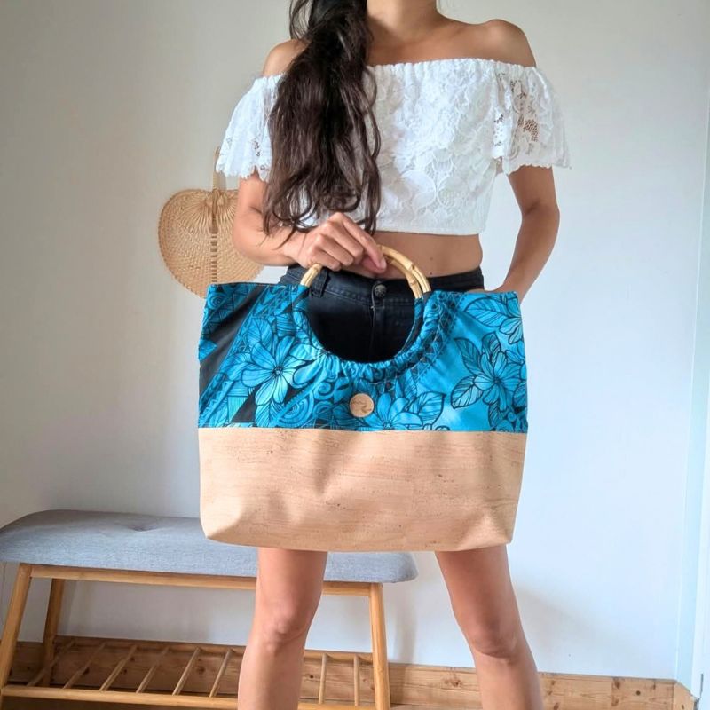sac cabas mahana liège et tissu polynésien bleu et noir sac de plage